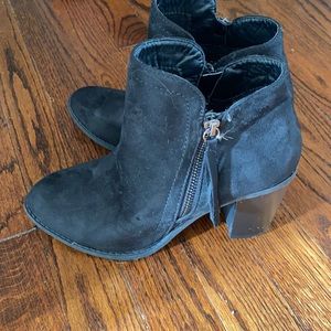Women 7.5 black booties